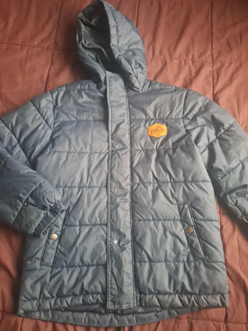 Chaqueta acolchada azul con capucha