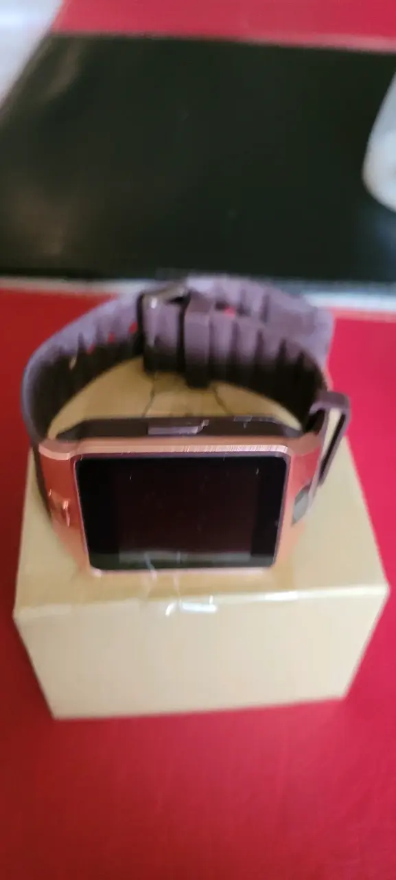 Smartwatch dorado con correa morada - 1