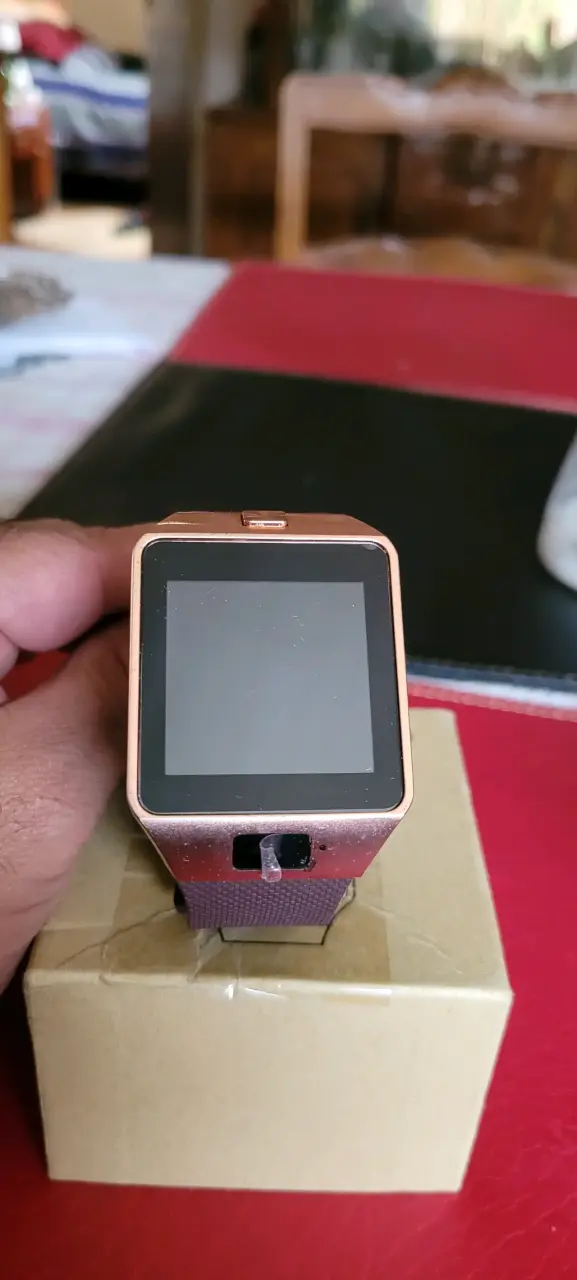 Smartwatch dorado con correa morada - 2