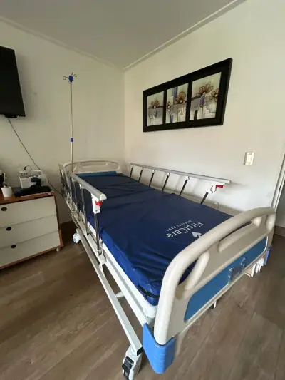 Cama clínica con colchón - miniatura 1