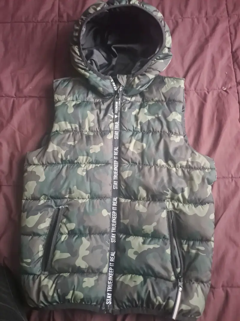Chaleco camuflado con capucha