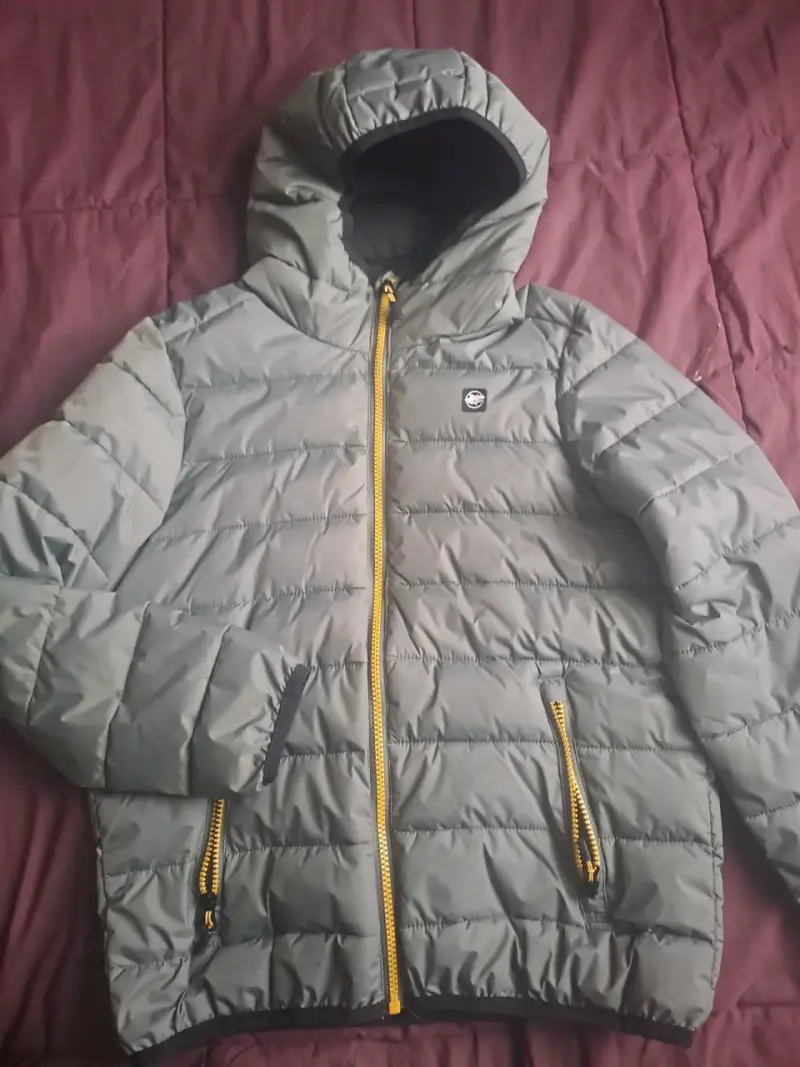 Chaqueta acolchada verde con capucha