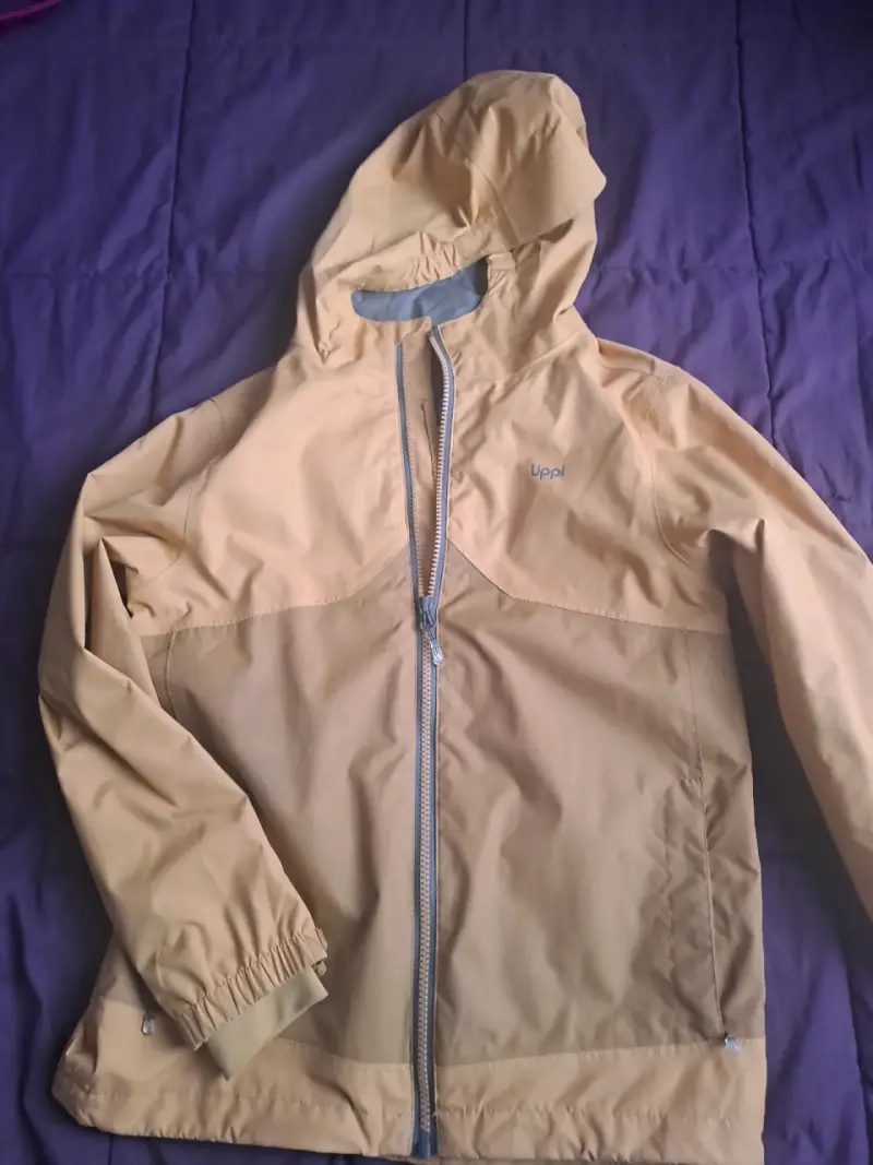 Chaqueta impermeable beige con capucha