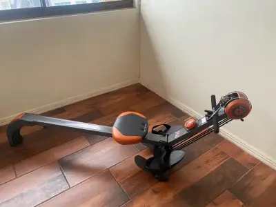 Máquina de remo compacta negra y naranja - miniatura 1