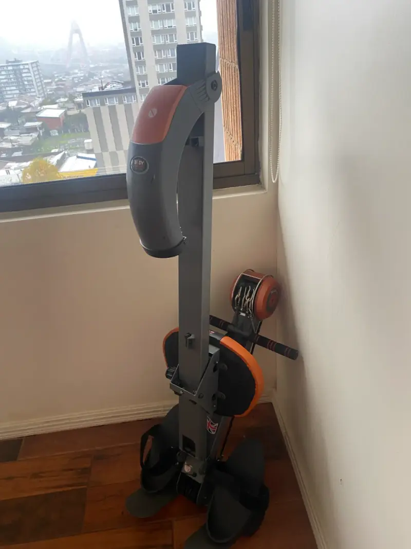Máquina de remo compacta negra y naranja - 2
