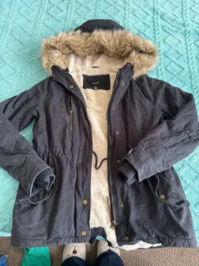 Parka negra con capucha de piel - miniatura 1