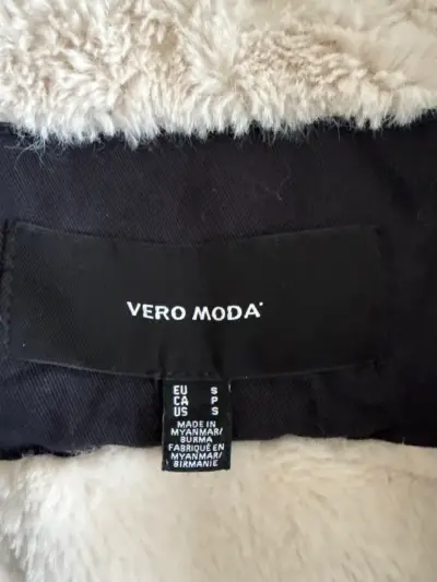 Parka negra con capucha de piel - miniatura 2