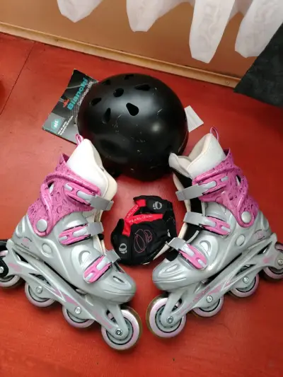 Patines en línea rosas y casco - miniatura 1