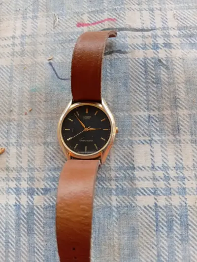 Reloj Casio con correa de cuero - miniatura 1