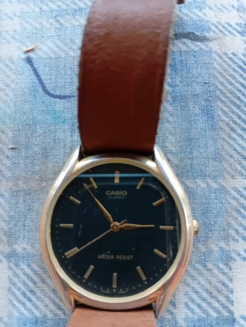 Reloj Casio con correa de cuero - 2