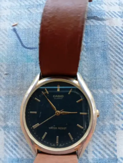 Reloj Casio con correa de cuero - miniatura 2