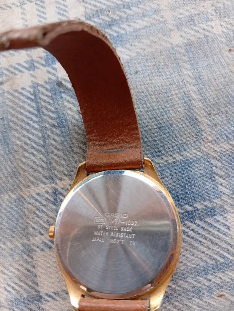 Reloj Casio con correa de cuero - 3