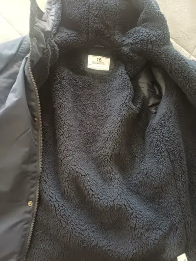 Chaqueta azul marino con capucha - miniatura 1