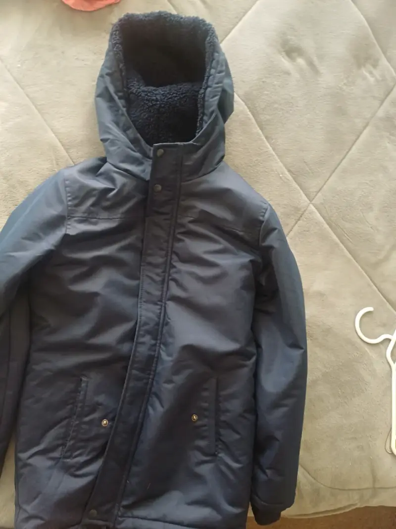 Chaqueta azul marino con capucha - 2