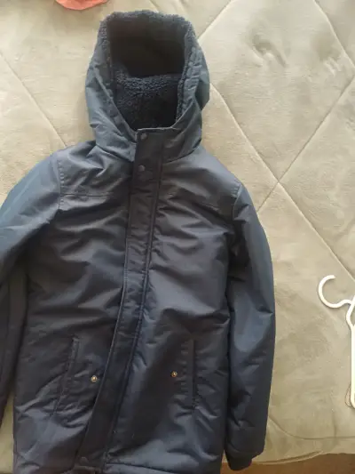 Chaqueta azul marino con capucha - miniatura 2