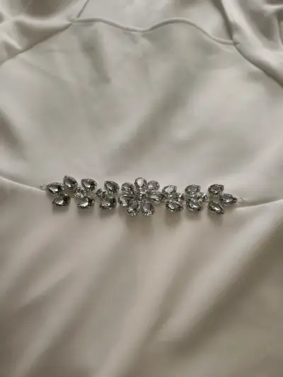 Vestido blanco con detalle brillante - miniatura 3