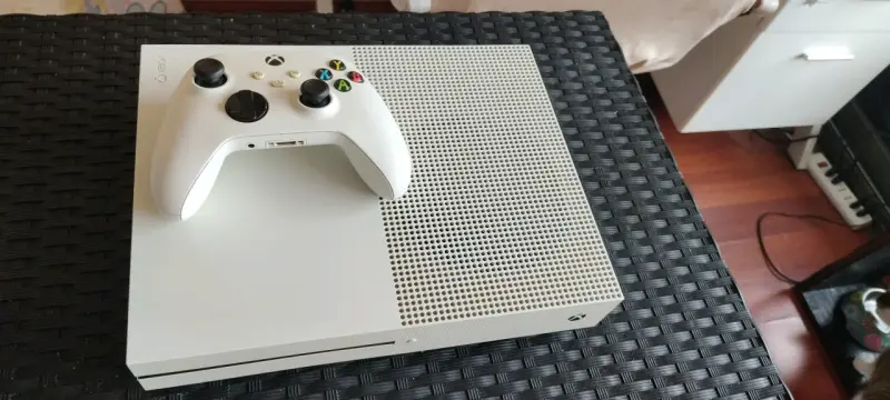 Consola de videojuegos blanca con control