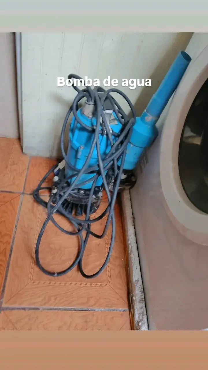 Bomba de agua sumergible azul
