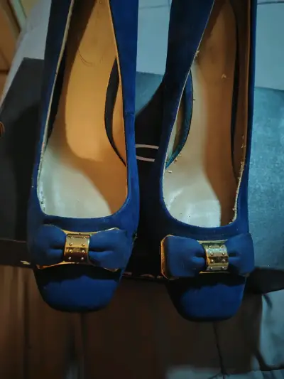 Tacones azul con lazo dorado número 39/40 - miniatura 1