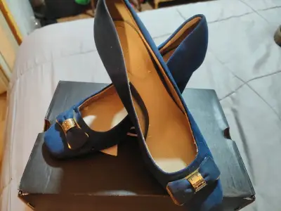 Tacones azul con lazo dorado número 39/40 - miniatura 2