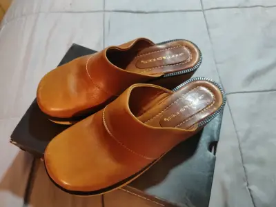 Zuecos de cuero y madera marrón - miniatura 1