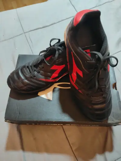 Zapatillas de futbol negras y rojas - miniatura 1