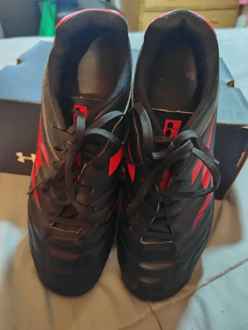 Zapatillas de futbol negras y rojas - 2
