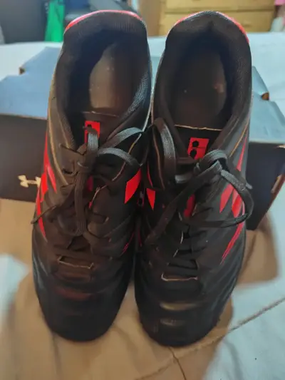 Zapatillas de futbol negras y rojas - miniatura 2