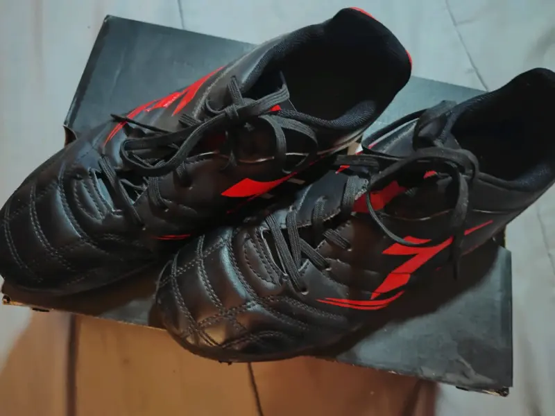 Zapatillas de futbol negras y rojas - 3
