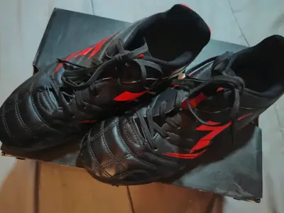 Zapatillas de futbol negras y rojas - miniatura 3