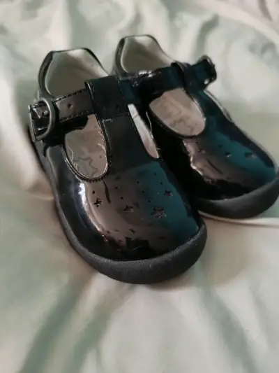Zapatos negros de charol para niña - miniatura 1