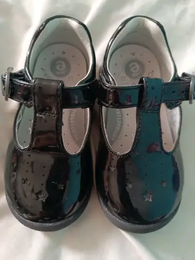 Zapatos negros de charol para niña - miniatura 2