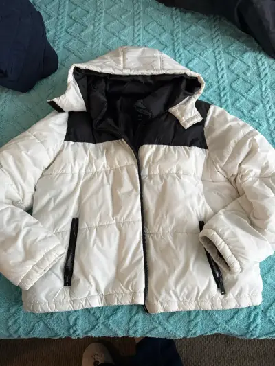 Chaqueta acolchada blanca con capucha - miniatura 1