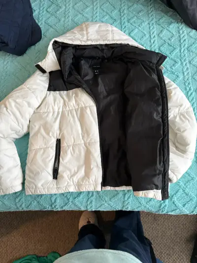 Chaqueta acolchada blanca con capucha - miniatura 2