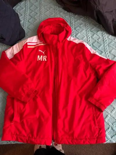 Cortaviento rojo con capucha - miniatura 1