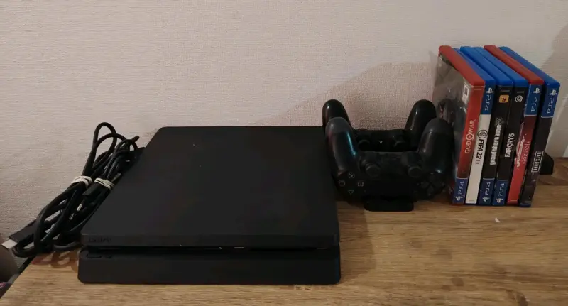 Consola PS4 con controles y juegos