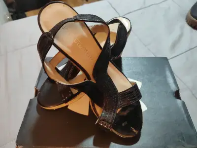 Sandalias negras de diseño - miniatura 1