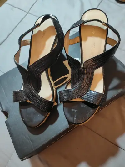 Sandalias negras de diseño - miniatura 3