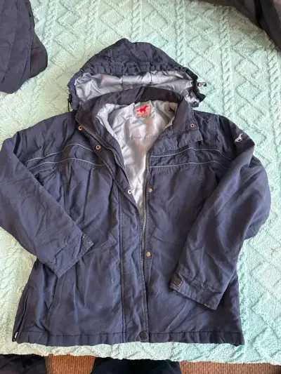 Chaqueta azul con capucha - miniatura 1