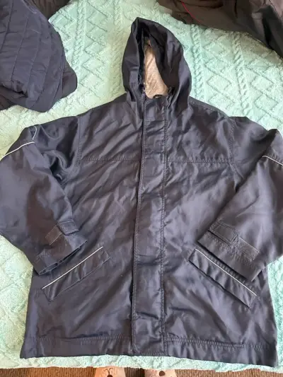 Chaqueta impermeable azul con capucha - miniatura 1