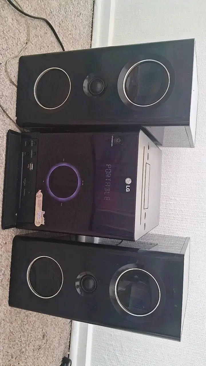 Sistema de sonido LG con parlantes - 1