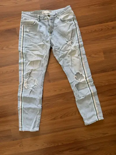 Jeans ZARA celestes con roturas - miniatura 3