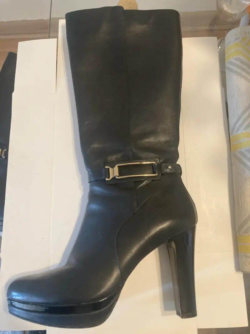 Botas negras de cuero con tacón alto - 1