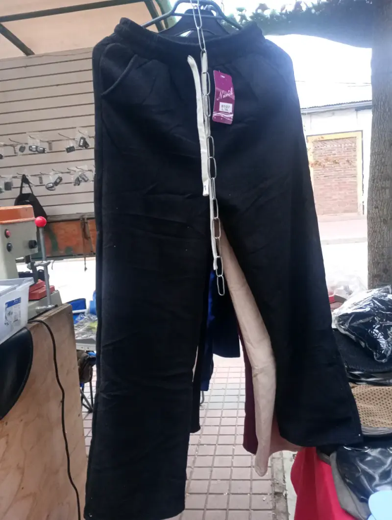 Pantalones deportivos negros - 1