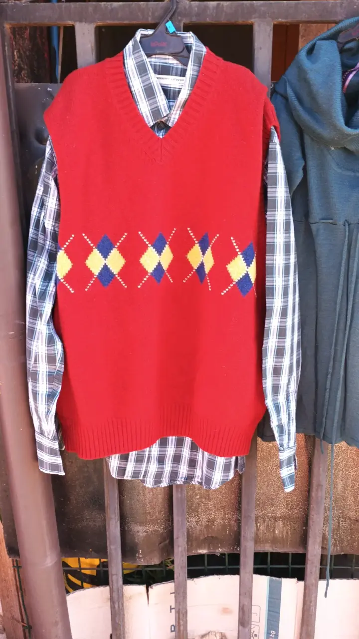 Chaleco rojo con diseño argyle - 3