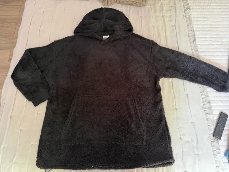 Polerón negro con capucha - 2