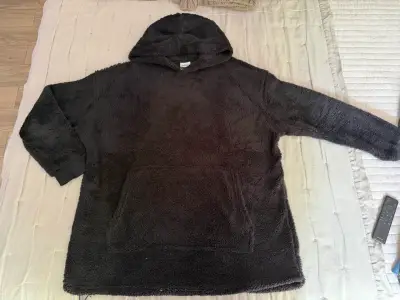 Polerón negro con capucha - miniatura 2