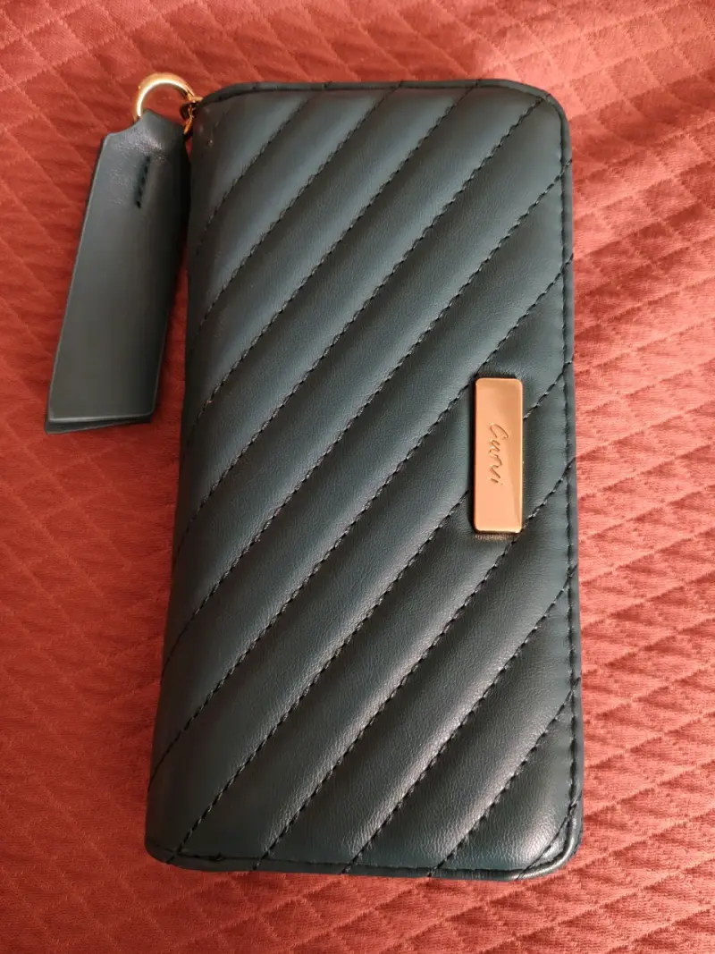 Billetera verde con textura
