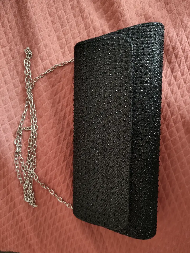 Cartera de fiesta negra con cadena