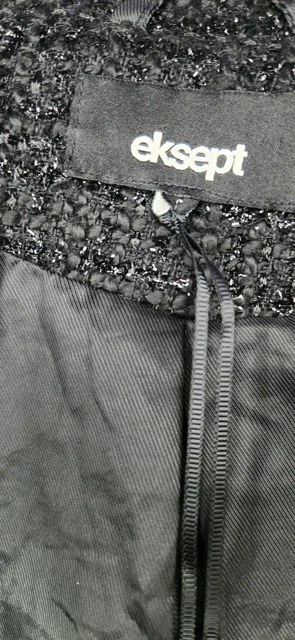 Blazer negro con botones dorados - 4